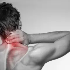 Douleur au cou et aux épaules, avec une zone rouge sur le muscle trapèze, suggérant une tension ou une traction.