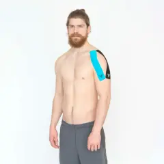 Homme avec un taping bleu et noir sur l'épaule, pour le soutien de la coiffe rotateur.