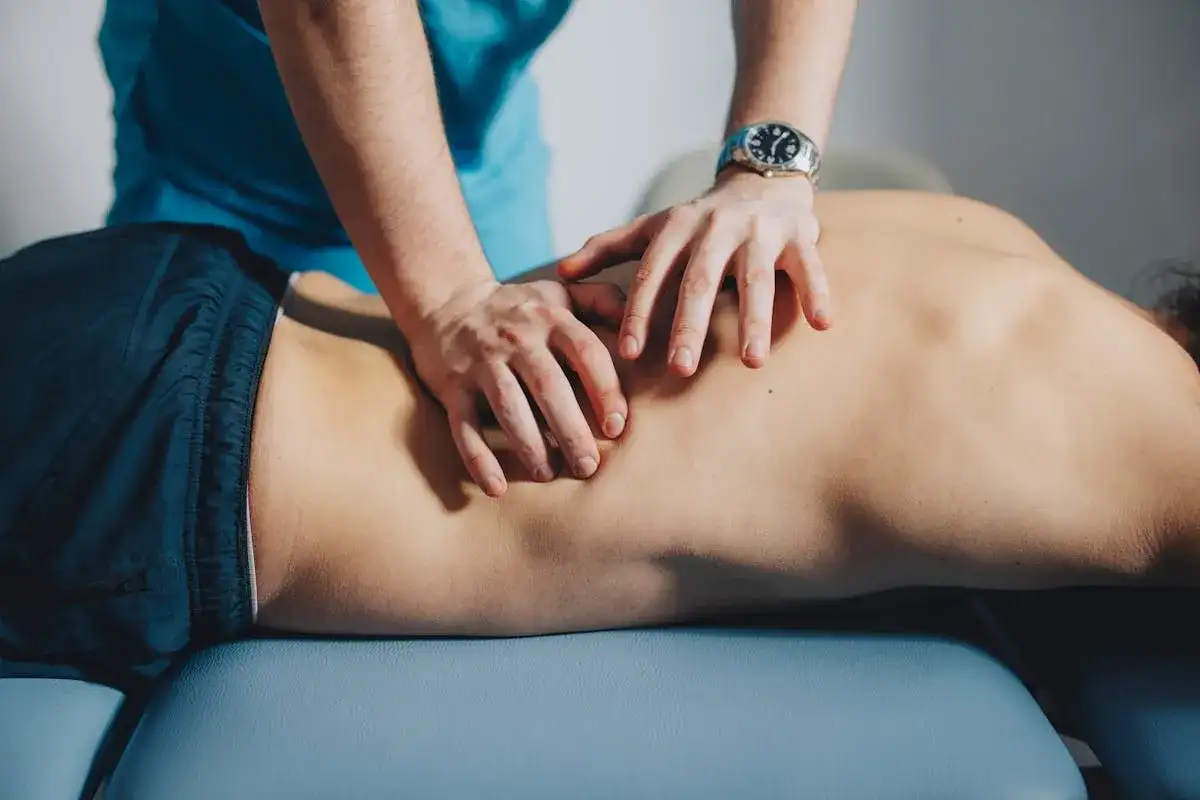 Muscle froissé du dos - que faire sans aggraver la douleur ?