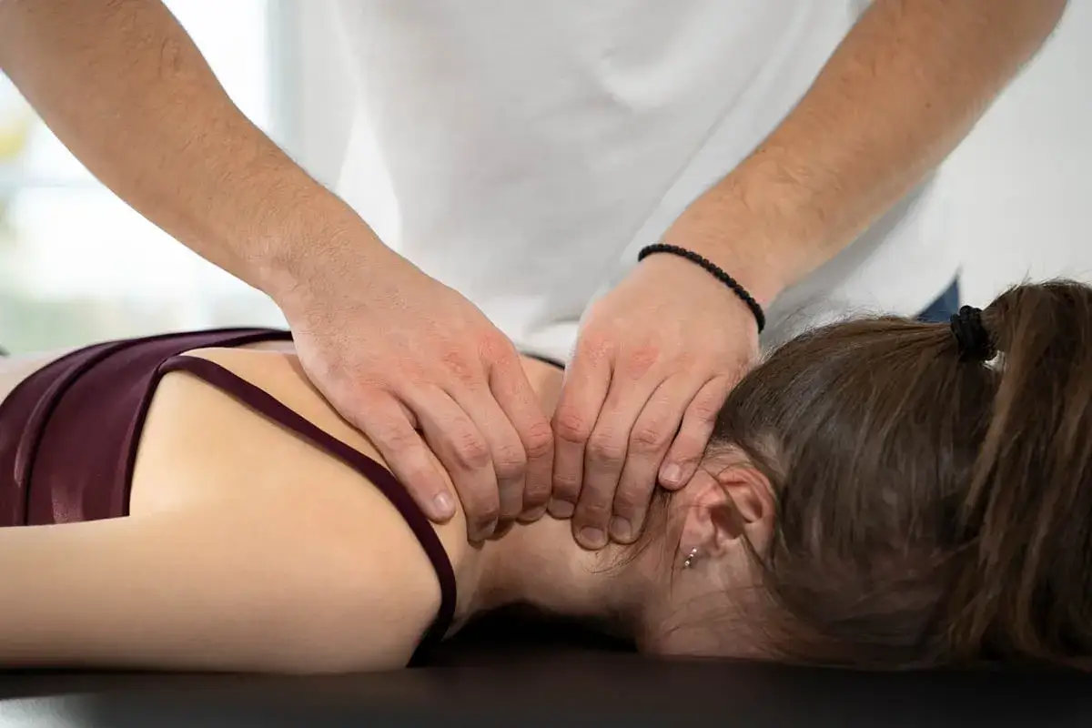 Mains expertes prodiguant un massage doux pour apprendre comment masser les cervicales et soulager les tensions.