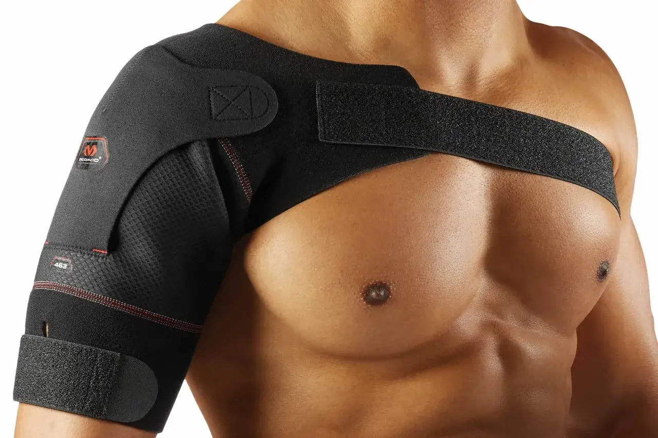 Orth&egrave;se d'&eacute;paule noire pour soulager la tendinite. Le strap tendinite &eacute;paule offre un soutien ajustable.