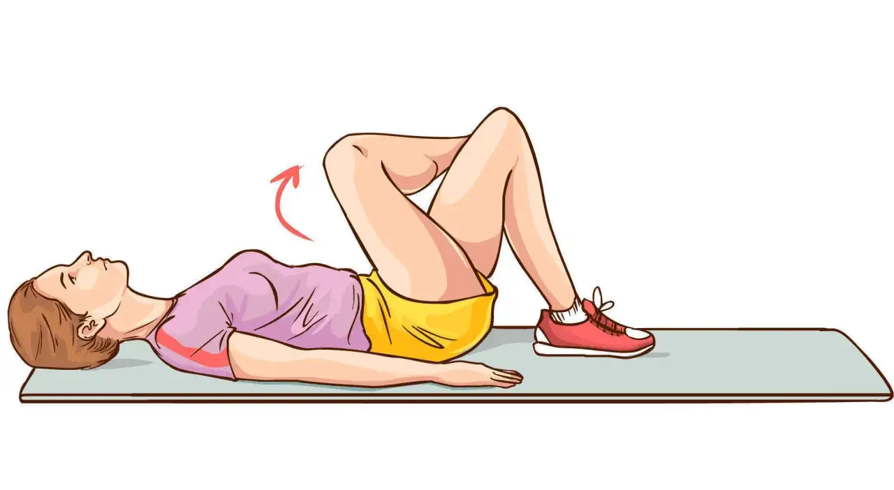 Femme au sol, genoux pli&eacute;s, effectuant un exercice pour soulager une contracture piriforme. Fl&egrave;che rouge indiquant le mouvement.