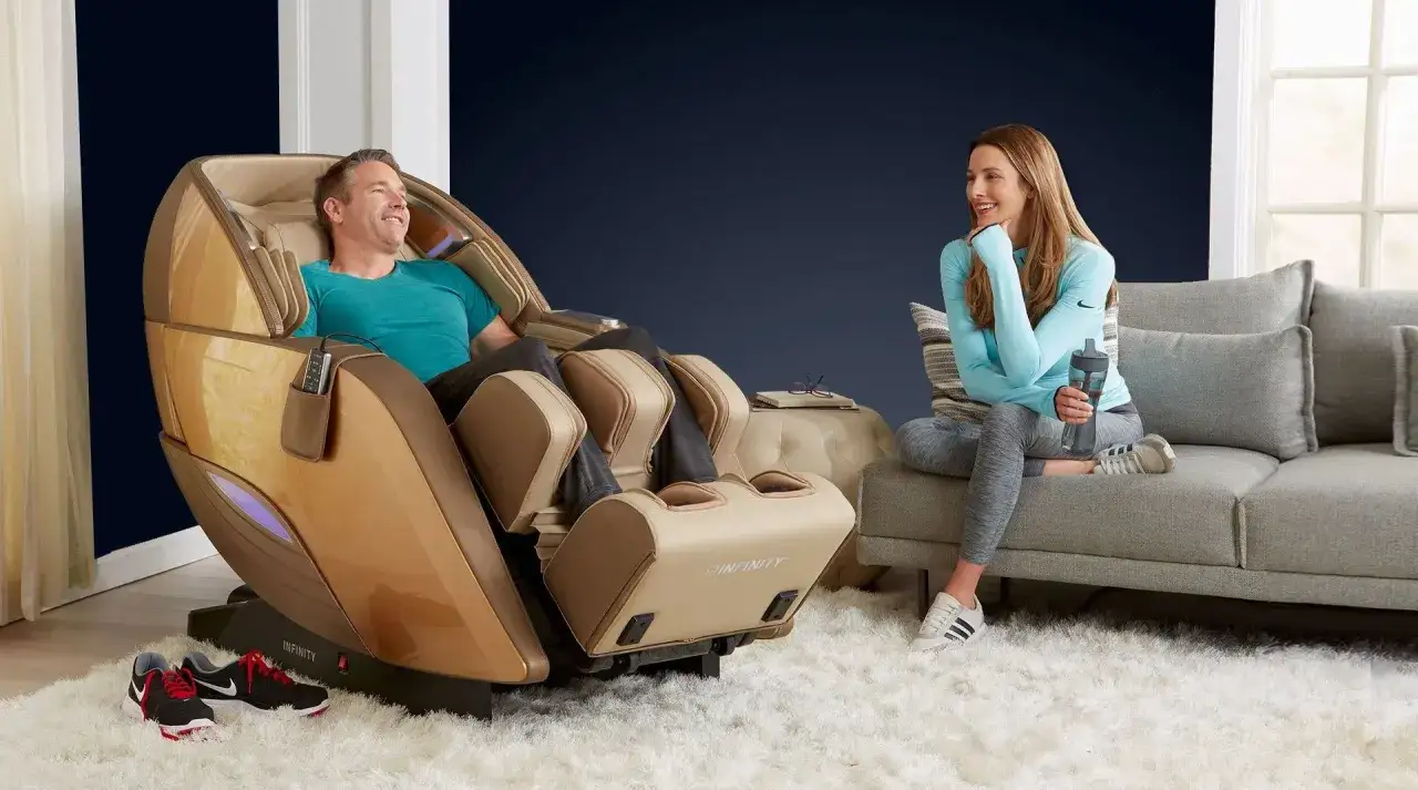 Un homme d&eacute;tendu dans un fauteuil massant, mais attention au danger potentiel d'une utilisation prolong&eacute;e.