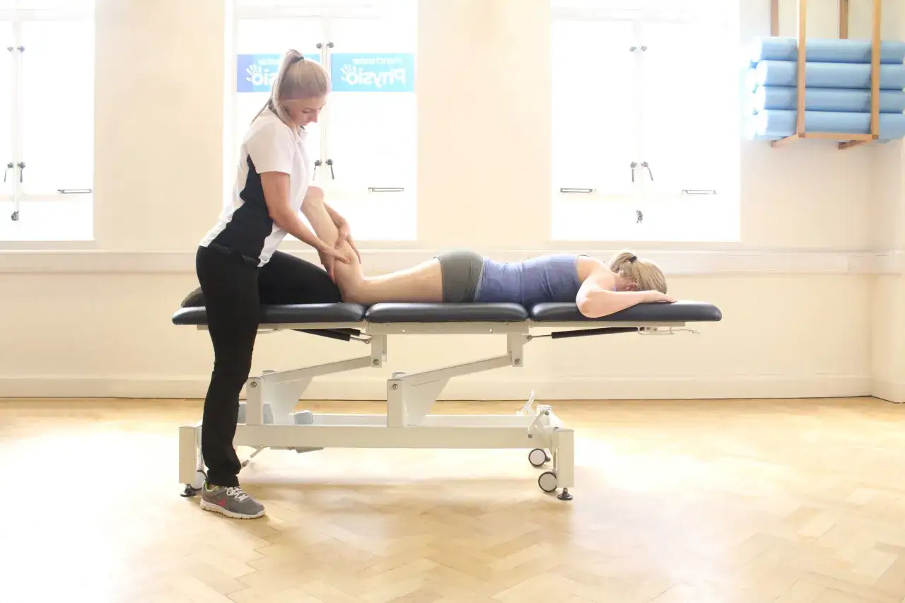 Physioth&eacute;rapeute effectuant un massage du mollet, illustrant les bienfaits de cette pratique pour la r&eacute;cup&eacute;ration musculaire.