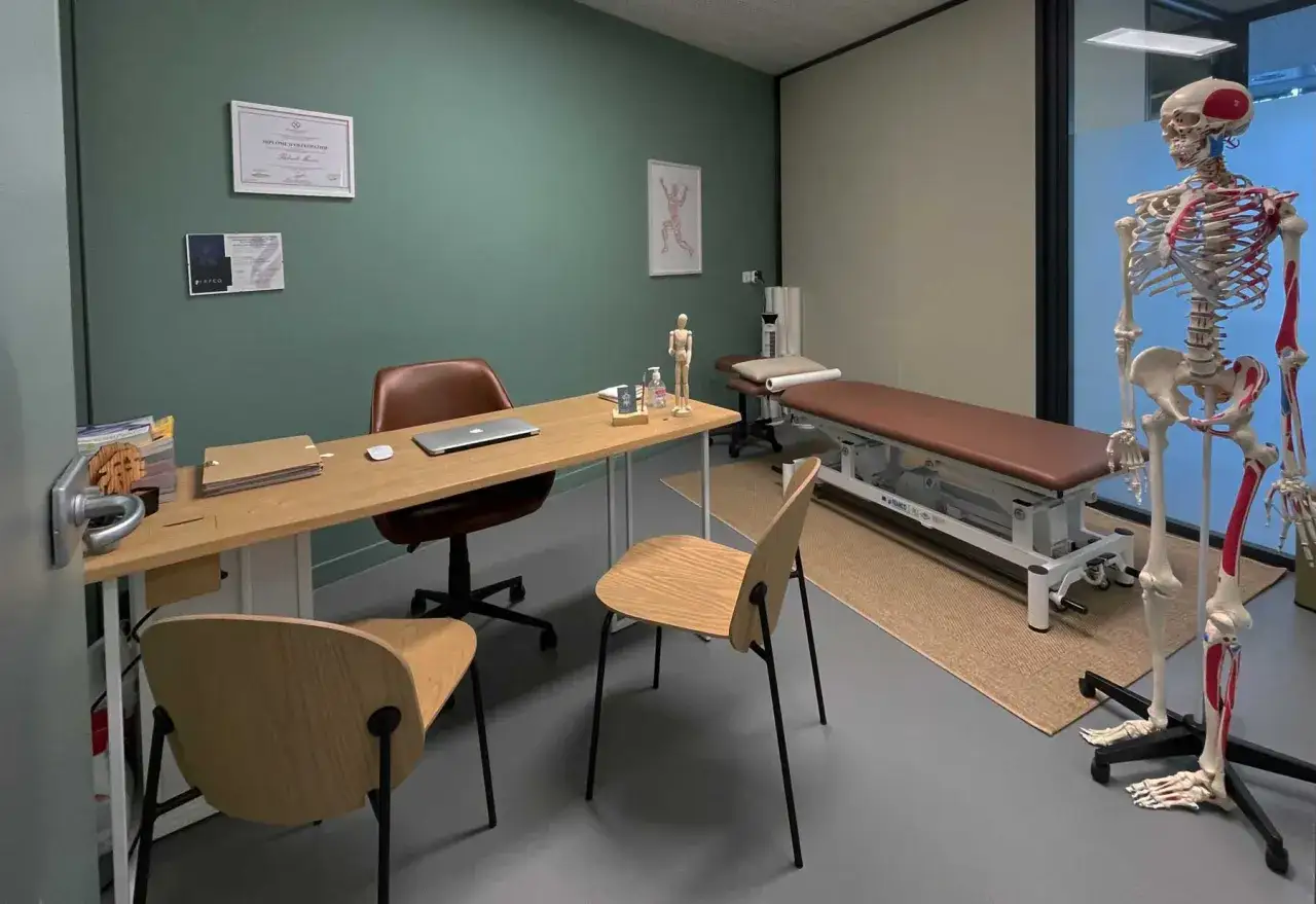 Bureau d'ost&eacute;opathe avec un squelette anatomique, une table de massage et des dipl&ocirc;mes. Id&eacute;al pour un massage ost&eacute;opathe.