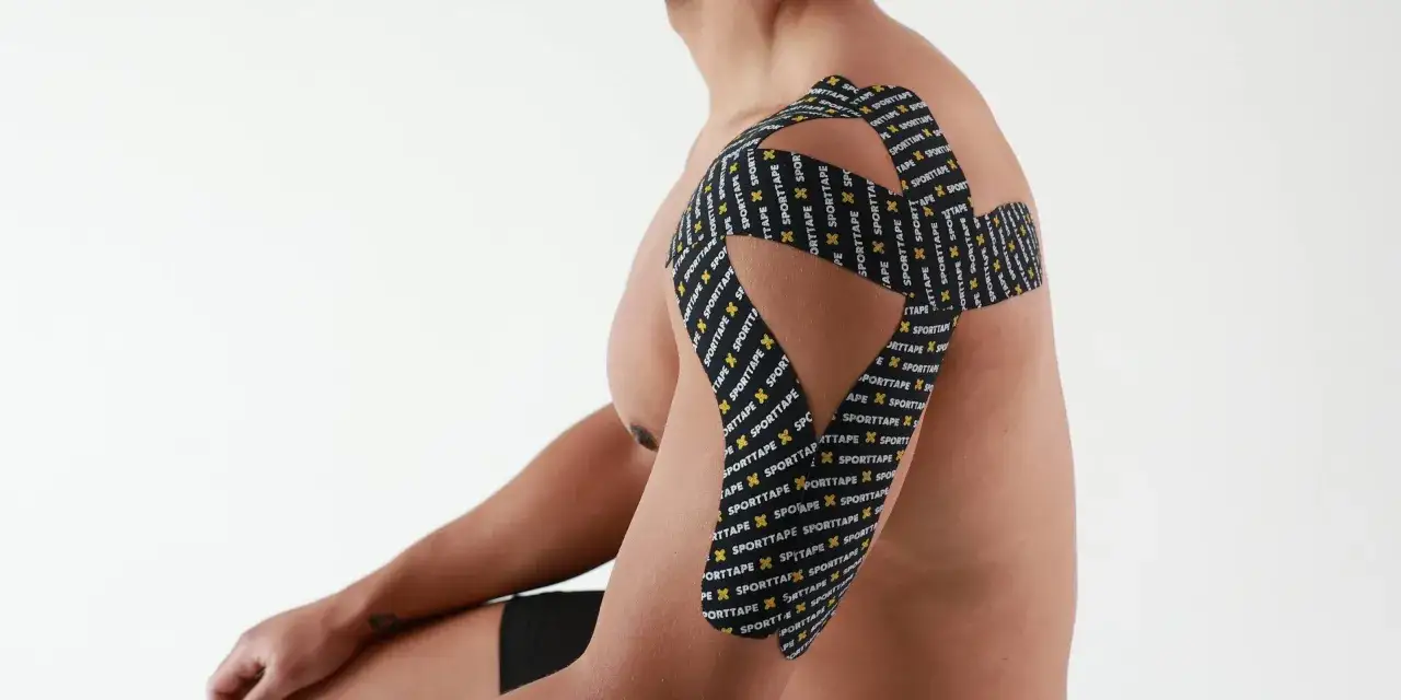 Application de taping &eacute;paule coiffe rotateur pour un soutien optimal.