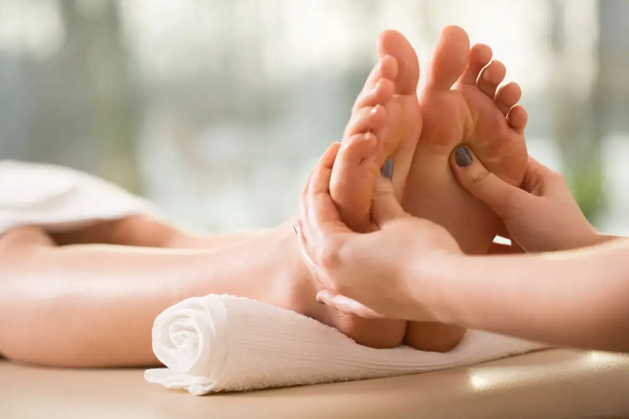Un massage relaxant des pieds, procurant une sensation de fourmillement agr&eacute;able.