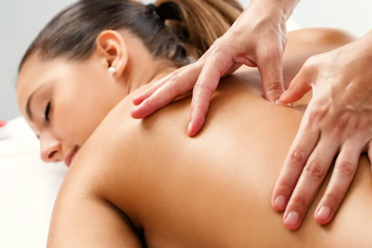 Mains expertes prodiguant un massage du corps entier, d&eacute;tendant les muscles et apaisant l'esprit. Une exp&eacute;rience de bien-&ecirc;tre ultime.