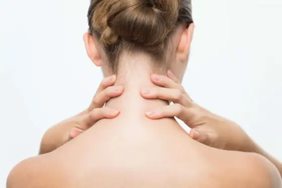 Nuque raide sous stress - les bons gestes à adopter