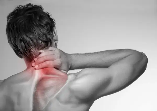 Douleur au cou et aux épaules, avec une zone rouge sur le muscle trapèze, suggérant une tension ou une traction.