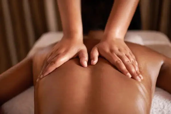 Mains expertes prodiguant un massage du dos, offrant une profonde relaxation et un bien-être total.
