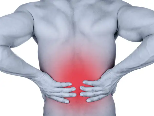Douleur dans le bas du dos, zone rouge sur le muscle longissimus. Homme tenant ses reins.